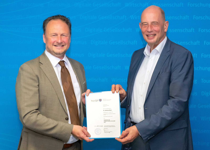 Prof. Dr. Andreas Marx (l.) erhält aus den Händen von Wissenschaftsminister Wolfgang Tiefensee die Ernennungsurkunde.