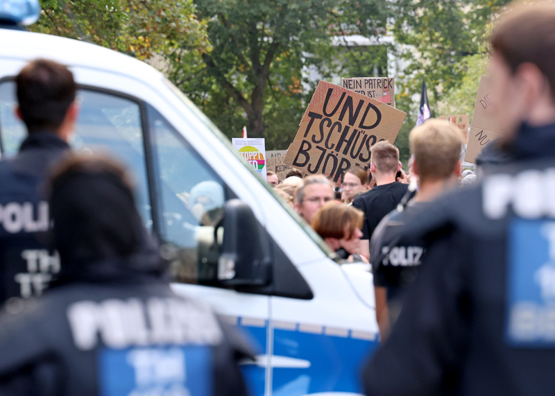 Hunderte Demonstranten blockierten die Zufahrt für AfD-Mann  Björn Höcke.