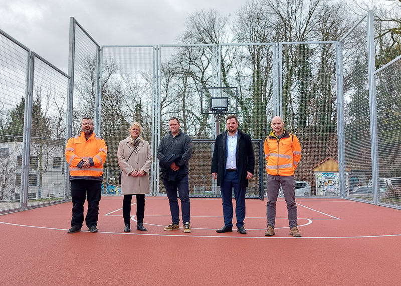 Ralf Burreh vom KSJ, Ortsteilbürgermeisterin von Jena-Zentrum, Cornelia Förster, Johannes Haschke vom Ortsteilrat, Dezernent Johannes Schleußner und Christian Putzmann, Sachgebietsverantwortlicher Spielplätze beim KSJ.