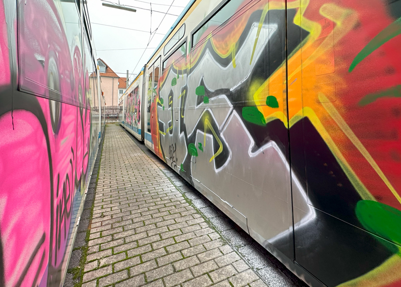 Gleich fünf Waggons wurden mit Graffiti beschmiert.