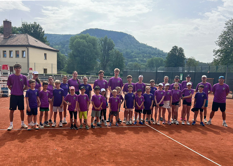 Tennisbegeisterte Kinder und Jugendliche des USV Jena hoffen auf ein KI-basiertes Trainingstool, das eine professionelle Spielanalyse ermöglicht.
