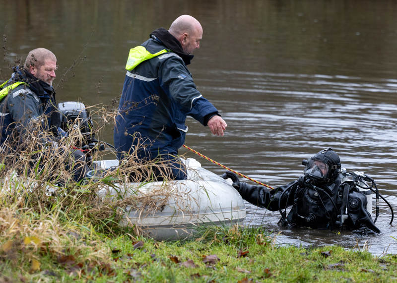 Die Polizei sucht in Jena mit Tauchern nach einem vermissten Mann.