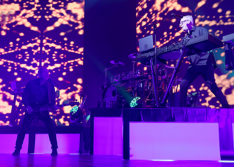 Frontman Andy McCluskey (li.) und Keyboarder Paul Humphreys begeisterten das Publikum in der rappelvollen Sparkassen-Arena.