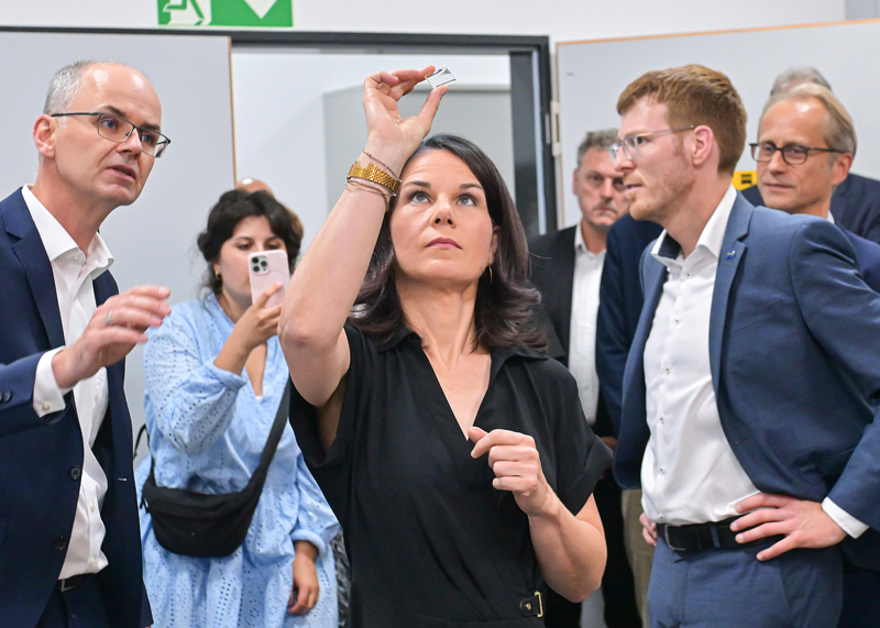 Dr. Thomas Kalkbrenner, Mikroskopspezialist bei ZEISS (links) stellte der Außenministerin gemeinsam mit Dr. Michael Albiez, Geschäftsführer der Carl Zeiss Microscopy GmbH (rechts), das mit dem Deutschen Zukunftspreis 2022 ausgezeichnete Mikroskopsystem ZEISS Lattice Lightsheet 7 vor.