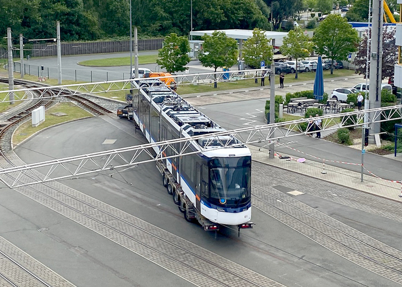 Ein Tieflader brachte die fünfteilige Straßenbahn zum Betriebshof des Nahverkehrs.