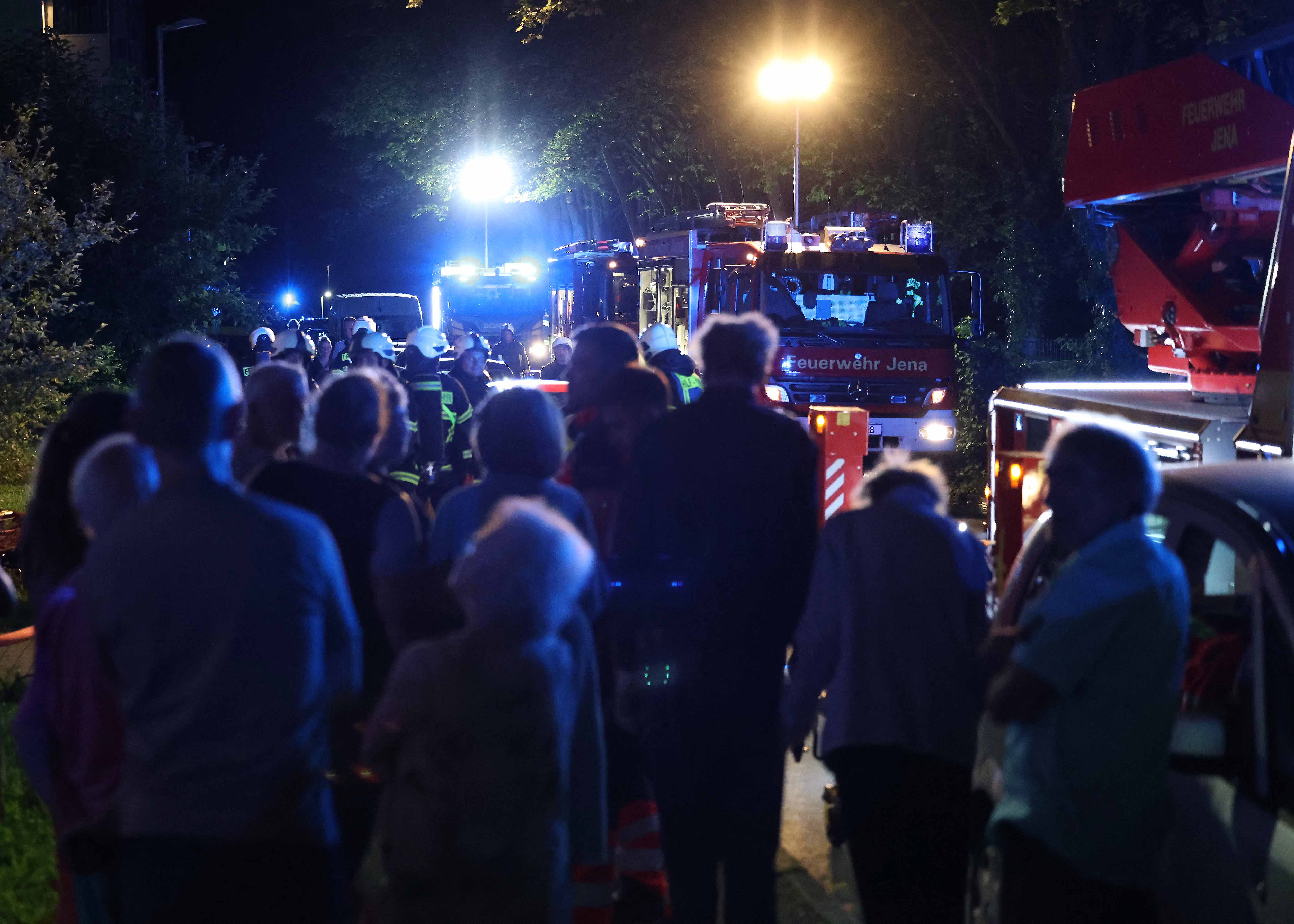 Aufgrund der starken Rauchentwicklung mussten etwa 20 Bewohner der angrenzenden Wohnungen evakuiert werden.