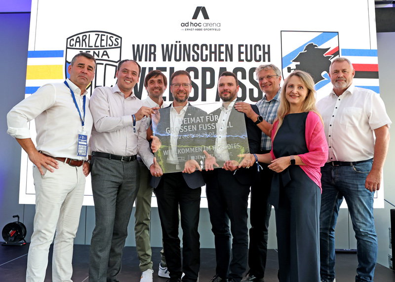 Der „Arena-Schlüssel“ in Form einer Glasplatte mit der Aufschrift „Heimat für großen Fußball“ wurde übergeben. Mit dabei Lars Eberlein, Christian Gerlitz, Dirk Lange, Thomas Nitzsche, Benjamin Koppe, Martin Berger, Beate Wachenbrunner und Andreas Kuhn (v.l.n.r.)