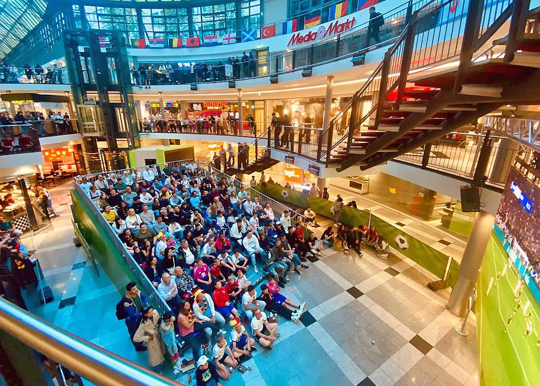 Zum EM-Auftaktspiel Deutschland gegen Schottland waren in der Goethe Galerie alle Plätze belegt.