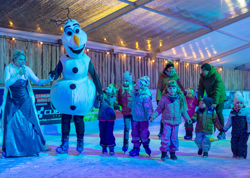 „Elsa und Olaf“ drehen mit Kindern auf dem Eis ein paar Runden.