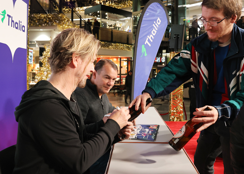 Das Komiker-Duo Sven Wittek (li.) und Gilbert Rödiger alias „Elsterglanz“ signierte neben Kalendern auch mitgebrachte „Sterni“-Bierflaschen.