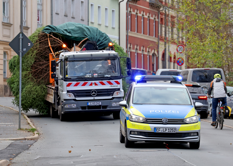 Unter Polizeischutz wurde der Weihnachtsbaum nach Wenigenjena transportiert.