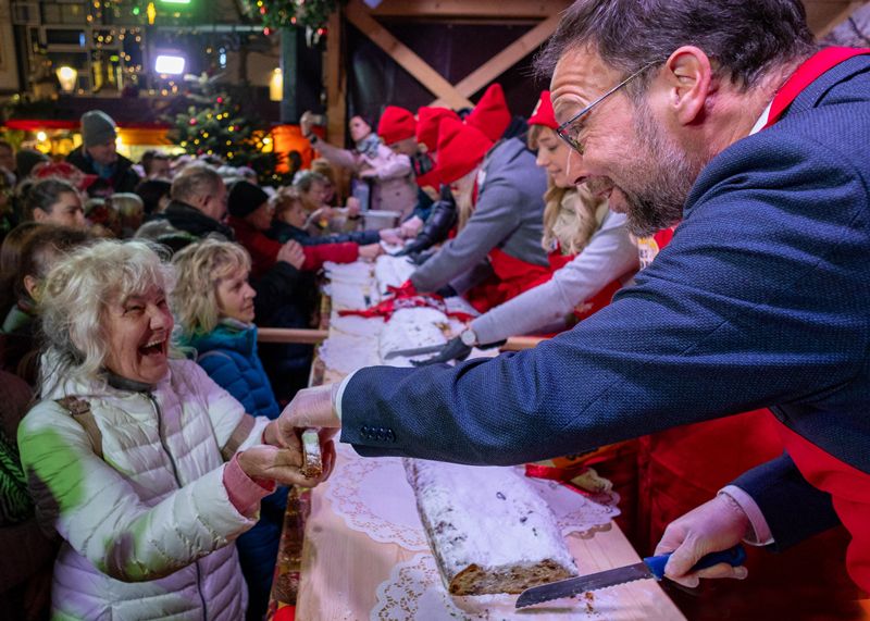 Oberbürgermeister Thomas Nitzsche hat mit dem Anschnitt des traditionellen Riesenstollens den diesjährigen Weihnachtsmarkt in Jena eröffnet.