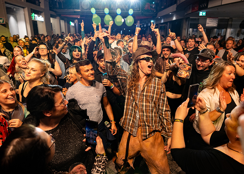 Hunderte feierten in Jena mit „Rednex“ die 90er-Jahre mit einer großen Party in der Goethe Galerie.
