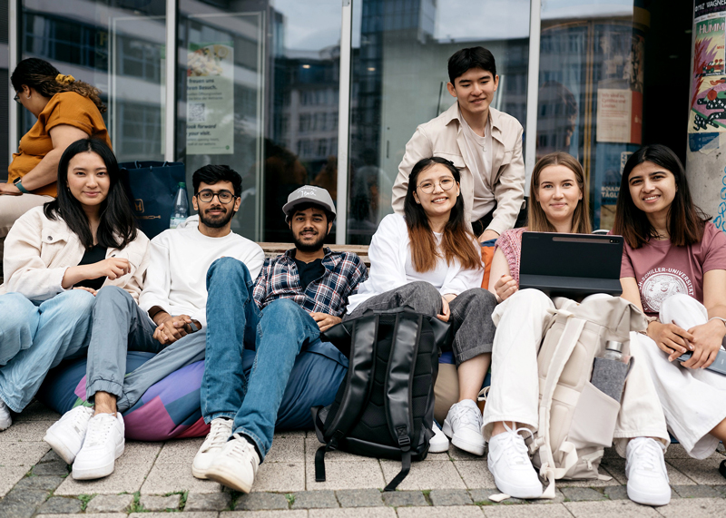 Internationale Studierende auf dem Campus der Friedrich-Schiller-Universität.