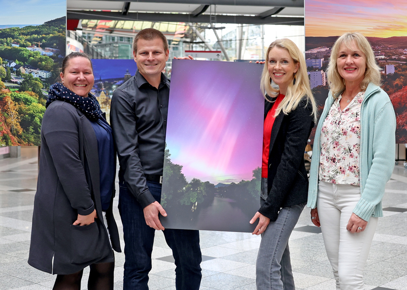 Ausstellung eröffnet: v.l.n.r. Mandy Engelhardt (Eventmanagerin der Goethe Galerie), Fotograf Tino Zippel, Stadtwerke-Kommunikationschefin Ines Eckert und Christiane Klimsch (Geschäftsführerin des Hospizes).