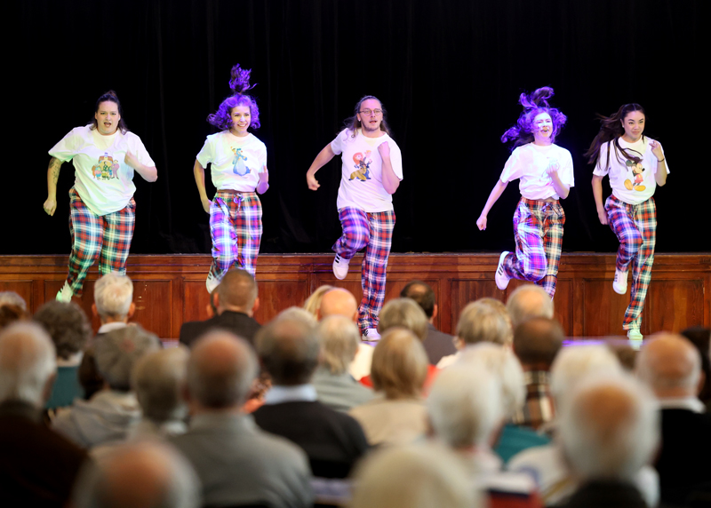 Der Jugend gehörte am heutigen Festtag die Bühne: Hier die Streetdance-Formation „Cucumbers“ aus Jena, die mit energiegeladenen Tanzvorführungen begeisterte.