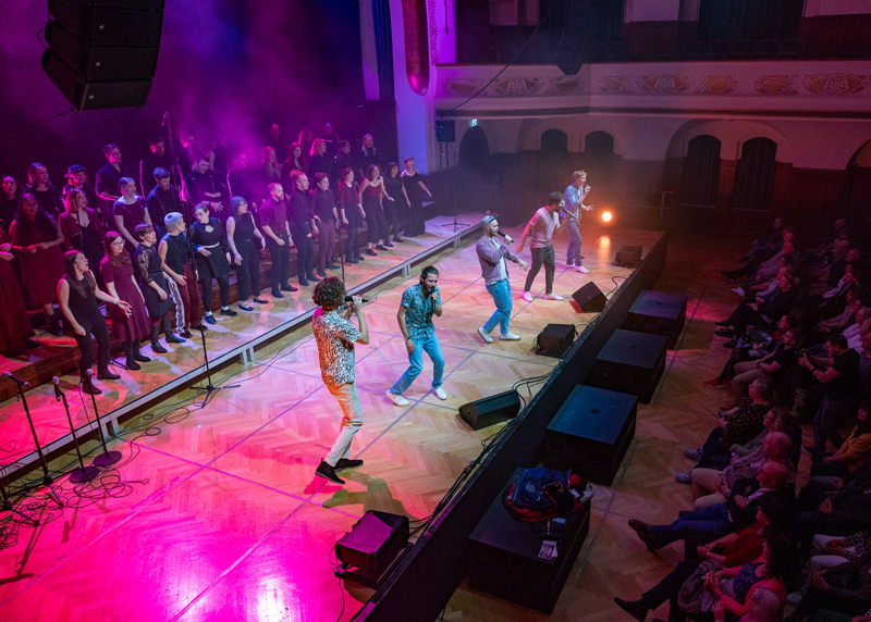 Zum Ende des gelungenen, kurzweiligen Konzertabends vereinten sich die Musiker und performten zur Freude der Besucher noch zwei gemeinsame Lieder.