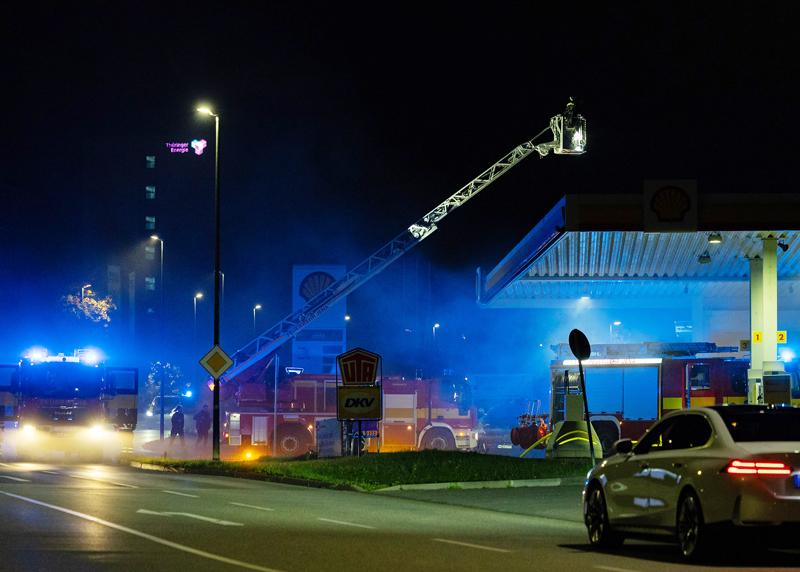 Als die Einsatzkräfte eintrafen, drang bereits dichter Qualm aus der Tankstelle.