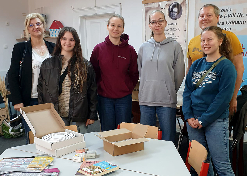 Schüler vom Angergymnasium bei der Übergabe der Spenden in Lugoj.