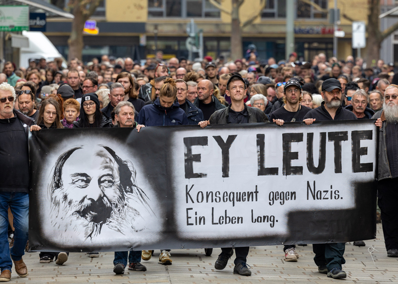 Ein Mahn- und Trauergang ging dem Gottesdienst voraus und führte von der Jungen Gemeinde in der Johannisstraße und über den Holzmarkt zur Kirche.