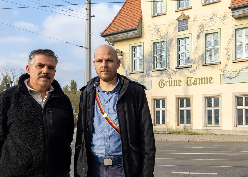 Mohammad Amin Issa, Gastronom der Gaststätte „Grüne Tanne“ und Heiko Ziemer, Vorsitzender der Burschenschaft Arminia auf dem Burgkeller zeigen sich entsetzt über diese Sachbeschädigung des altehrwürdigen Hauses.