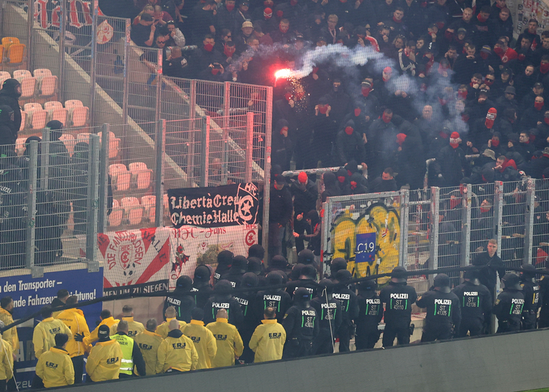 Halle-Chaoten montierten im Gäste-Block ein Zaunfeld ab und stürmten in Richtung Südkurve. Raketen und Böller flogen erneut.