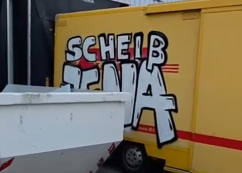 Kurz vor dem Thüringen Derby verunstalteten „Fans“ mehrere Paketautos, die im Jenaer Stadtgebiet unterwegs sind.