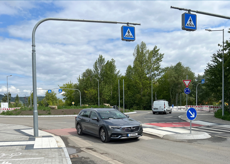 Der neue Kreisverkehr Brückenstraße/Wiesenstraße in Jena-Nord wird planmäßig bis Ende November 2025 fertiggestellt und soll durch seine erhöhte Bauweise sowohl den Verkehr verbessern als auch einen wirksamen Hochwasserschutz bieten.