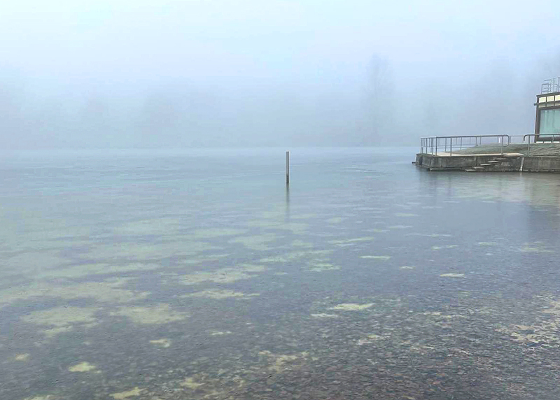 Klare Eisfläche statt kalter Fluten – der Schleichersee ist nach anhaltend frostigen Temperaturen komplett zugefroren.