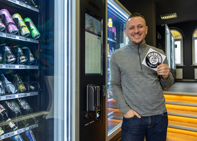 Alexander Eißmann eröffnet den ersten Automatenkiosk in Jena.