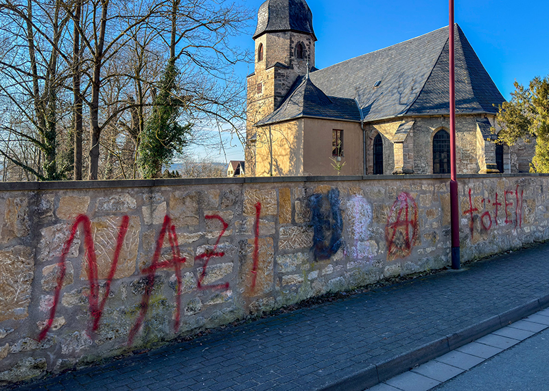 Der Schriftzug richtet sich augenscheinlich gegen den Unternehmer Udo Böttcher. Seine Initialen U.B. wurden mittlerweile übermalt.