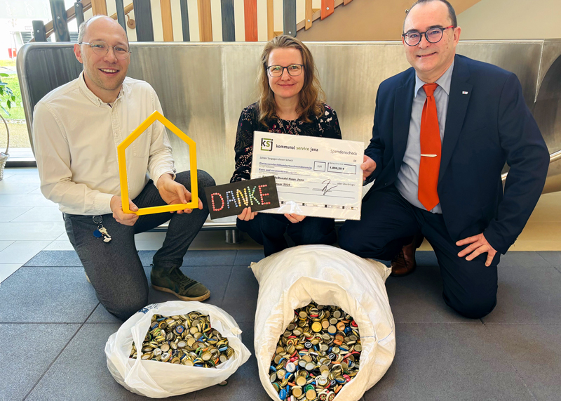 Spendenübergabe: v.l.n.r: Martin Steglitz (KSJ), Victoria Scholz-Görlach (Ronald McDonald Haus Jena) und KSJ-Chef Uwe Feige.