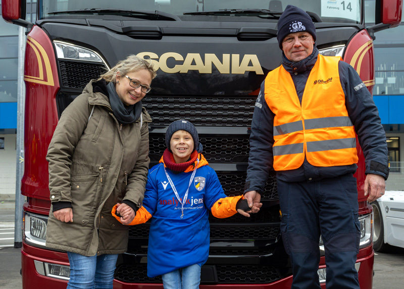 Außergewöhnliches Erlebnis: Der achtjährige Lucas mit seiner Mutti Christiane wurde von Lkw-Fahrer Thomas Lichtenfeld von der GR Spedition aus Rudolstadt nach Erfurt gefahren.