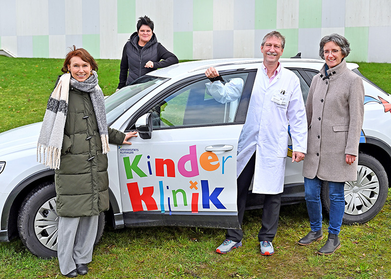 Katherina Wicklein, Angela Reichart, Prof. Dr. Hans Proquitté und Beate Littwin (v.l.) freuen sich über das neue Auto des Nachsorgeteams der UKJ-Neonatologie.