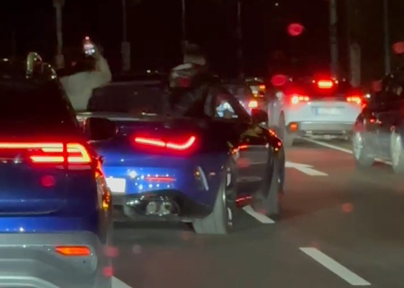 Mit rasanten Spurwechseln und absichtlichen Blockaden verursachten die Fahrer erhebliche Verkehrsbehinderungen.
