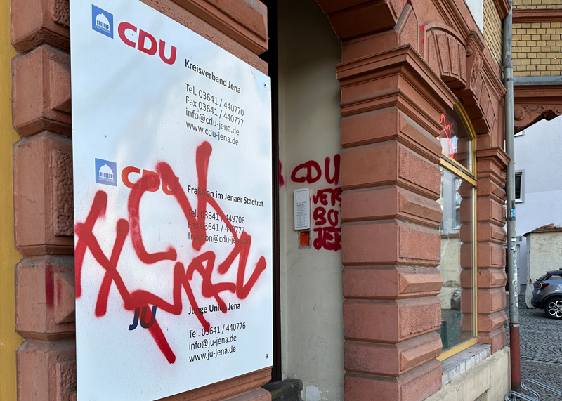 Die Geschäftsstelle der CDU in Jena in der Saalbahnhofstraße ist mit Farbe attackiert worden.