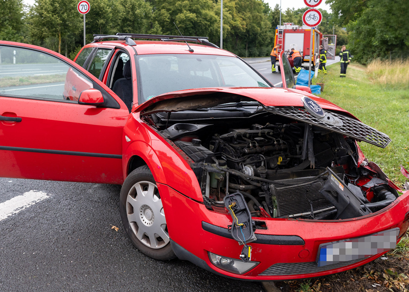 In Jena ist ein Fahrzeug der Feuerwehr auf dem Weg zu einem Einsatz mit einem Auto kollidiert.
