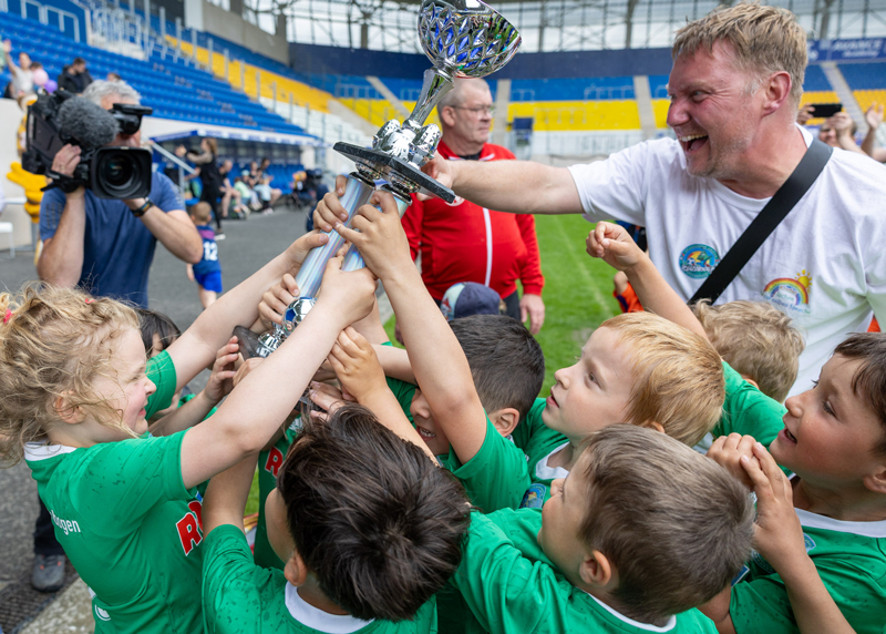 Die „Grasshopper United Regenbogen“ holen den ersten „Saale Kicker-Cup“.