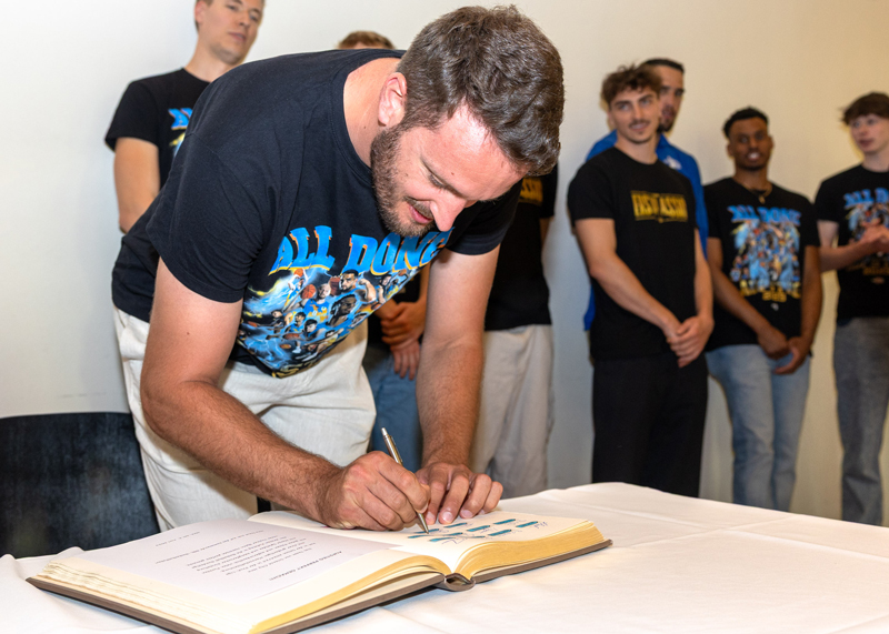 Stephan Haukohl von Science City Jena trägt sich in das Goldene Buch der Stadt ein.