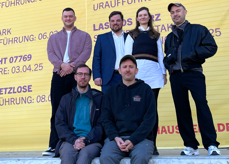 Stellten Sommerspektakel vor: Regisseure Lukas Pergande und Josef Bäcker (vorn von links) sowie der Autor Peter Neugschwentner, Kulturdezernent Johannes Schleußner, Chorleiterin Johanna Bergk und der Bühnenbildner Konrad Walkow (hinten von links).