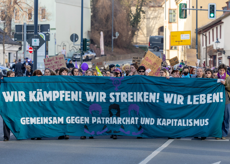 Etwa 1.300 Menschen zogen mit Transparenten und Plakaten lautstark durch die Innenstadt von Jena, um ihren Forderungen Nachdruck zu verleihen.