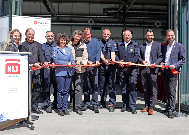 v.l.n.r. KIJ-Chefin Beate Wachenbrunner, Matthias Fiedler (KIJ), Martin Haake (FF Zwätzen), Anke Brumm (Malteser), Claudia Sippach (OTB Löbstedt), Waldemar Kühner (OTB Zwätzen), Wehrführer Sven Albrecht, Feuerwehr-Chef Ralf Hertig, Sicherheitsdezernent Benjamin Koppe und OB Thomas Nitzsche.