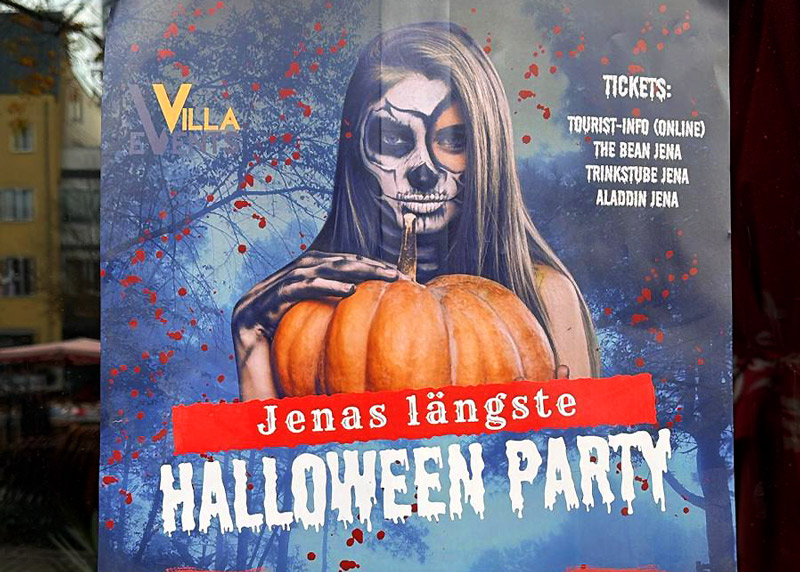 Die Plakate in Jenas Innenstadt kündigen drei gruselige Nächte an.