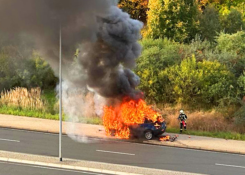 Ein Leser sah plötzlich vor seinem Balkon eine meterhohe Rauchsäule aufsteigen.