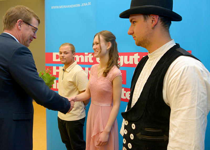 Kreishandwerksmeister Matthias Dröschler (l.) gratuliert den drei Jahrgangsbesten Annabelle Kretzschmar (3.v.l.), Janek Krause (2.v.l.) und Julius Scheibel.