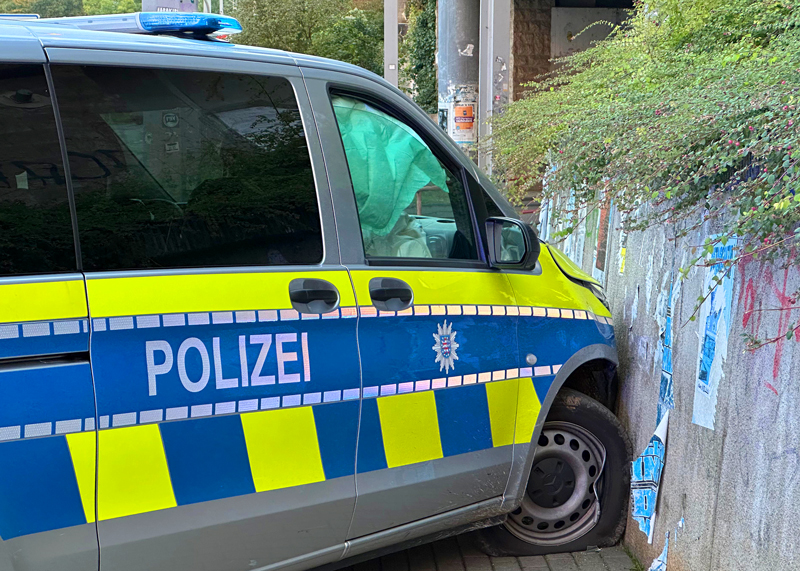 Crash bei Radfahrer-Kontrolle: Streifenwagen rammt Wand am Paradiesbahnhof..