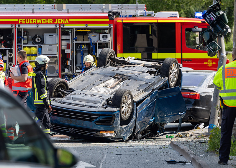 Nach dem Unfall überschlug sich das Fahrzeug und kam erst an der Ampelanlage zum Stehen.