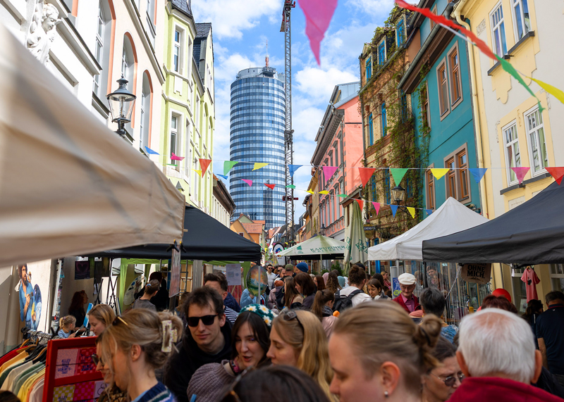 Tausende feierten buntes Straßenfest in Jenas Kneipenmeile.