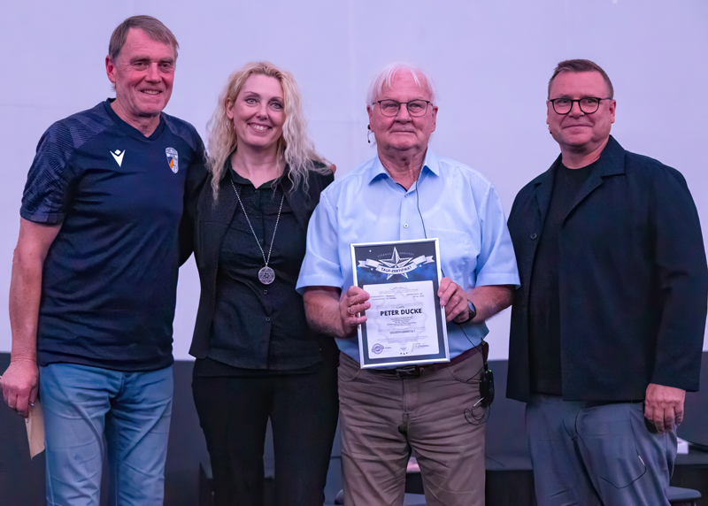 v.l.n.r. FCC-Urgestein Uwe Dern, Nicole Nelles (Leiterin ZEISS Planetarium), FCC-Idol Peter Ducke und Organistator Michael Stolz.