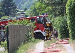 Brand In Jena Baum Knallt In Stromleitung Und Entfacht Feuer  000014